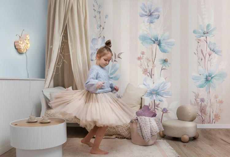 Tapeta FIORELLI Blue z błękitnymi kwiatami do pokoju dziewczynki
