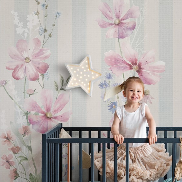 Tapeta FIORELLI Lila z liliowymi kwiatami do pokoju dziewczynki