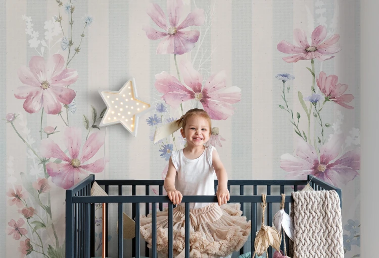 Tapeta FIORELLI Lila z liliowymi kwiatami do pokoju dziewczynki