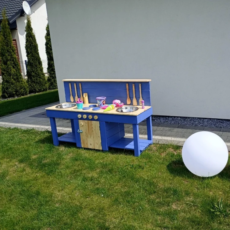 Drewniana kuchnia błotna Montessori 150 cm z szafką – ogrodowa zabawka dla dzieci wspierająca rozwój i kreatywność