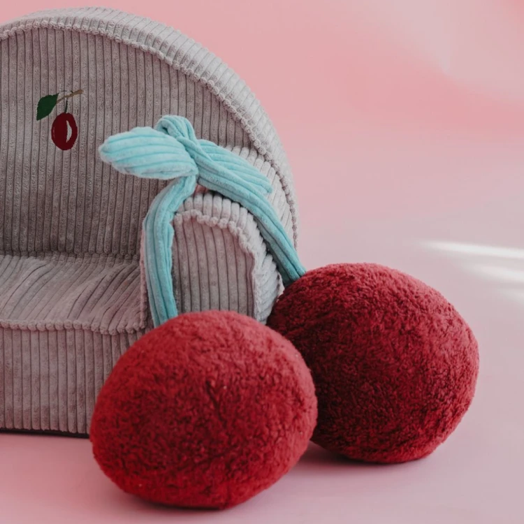 Sztruksowy fotelik dziecięcy Plum z aplikacją śliwki do pokoju dziecka