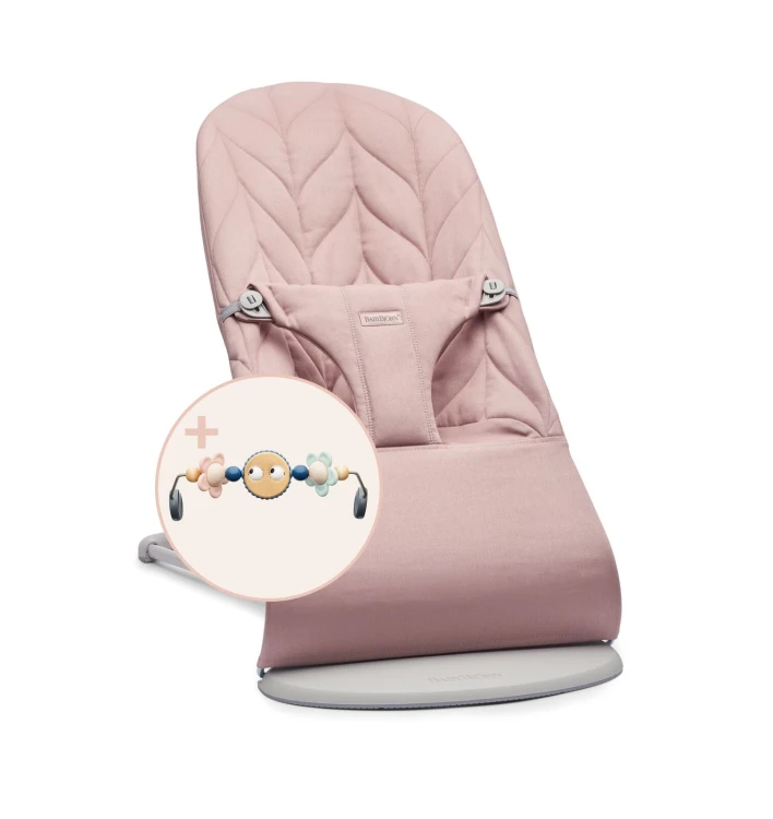 Leżaczek BABYBJÖRN Bliss Woven Petal Quilt zgaszony róż z zabawką
