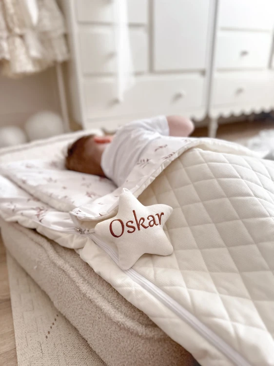 Śpiworek dla przedszkolaka z przyjaznym dzieciom wzorem.