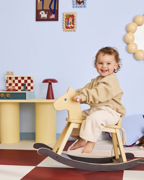Kid's Concept żółty drewniany konik na biegunach – klasyczna zabawka w skandynawskim stylu