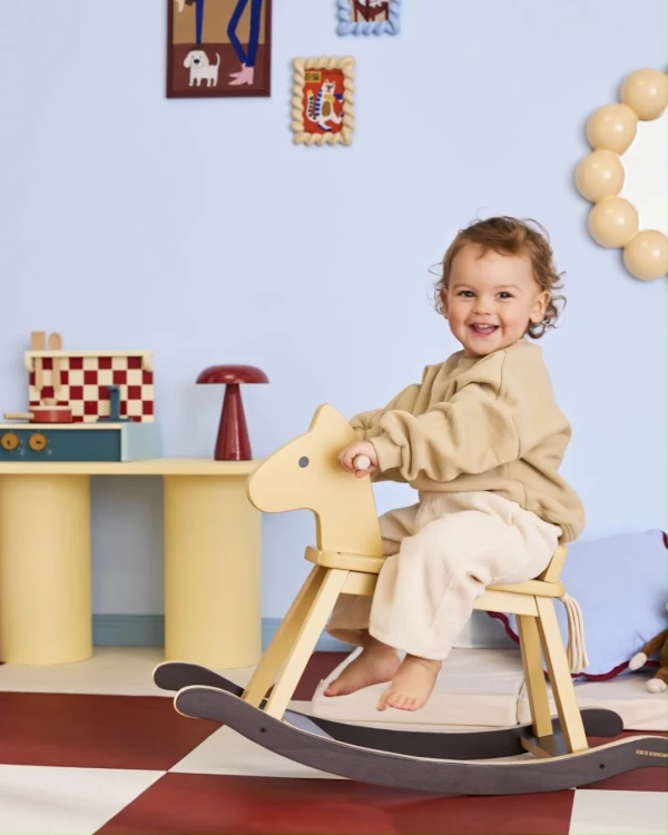 Kid's Concept żółty drewniany konik na biegunach – klasyczna zabawka w skandynawskim stylu