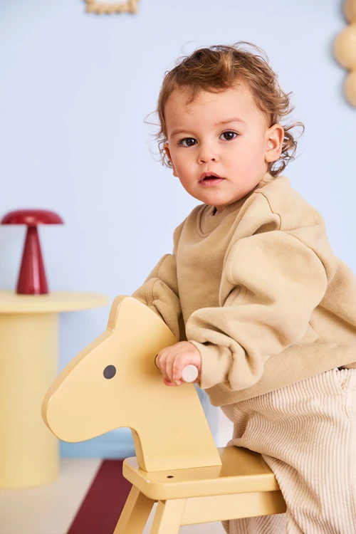 Kid's Concept żółty drewniany konik na biegunach – klasyczna zabawka w skandynawskim stylu