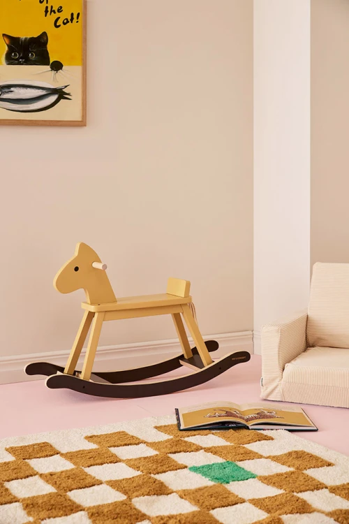 Kid's Concept żółty drewniany konik na biegunach – klasyczna zabawka w skandynawskim stylu