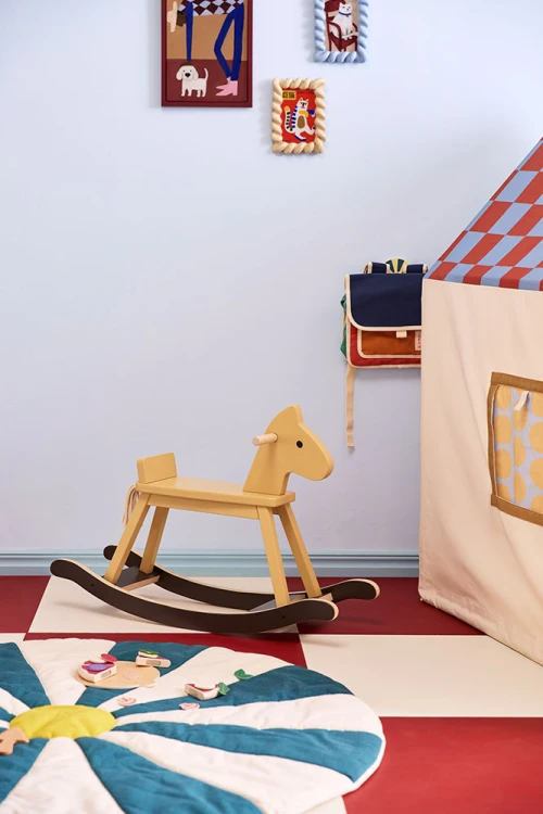 Kid's Concept żółty drewniany konik na biegunach – klasyczna zabawka w skandynawskim stylu
