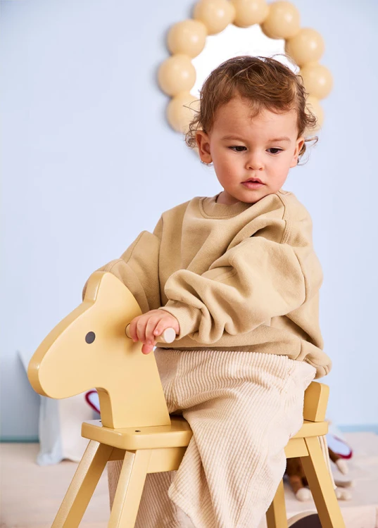 Kid's Concept żółty drewniany konik na biegunach – klasyczna zabawka w skandynawskim stylu