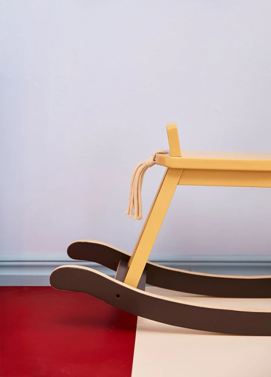 Kid's Concept żółty drewniany konik na biegunach – klasyczna zabawka w skandynawskim stylu