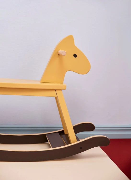 Kid's Concept żółty drewniany konik na biegunach – klasyczna zabawka w skandynawskim stylu