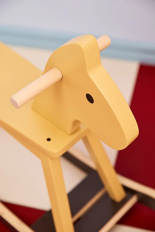 Kid's Concept żółty drewniany konik na biegunach – klasyczna zabawka w skandynawskim stylu