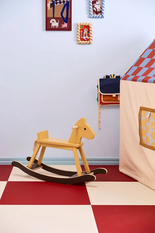 Kid's Concept żółty drewniany konik na biegunach – klasyczna zabawka w skandynawskim stylu
