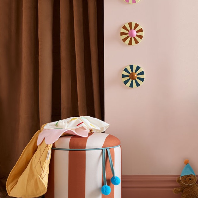 pol_pl_Kids-Concept-pufa-cylindryczna-ze-schowkiem-brazowy-36010_8.jpg