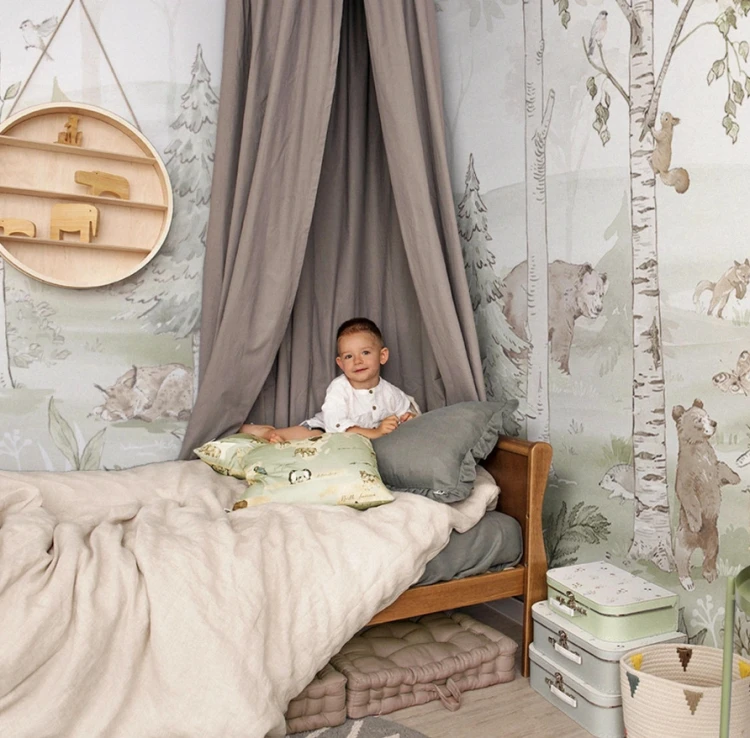 Tapeta HELLO TEDDY - khaki - dziecięca tapeta z misiami pośród drzew