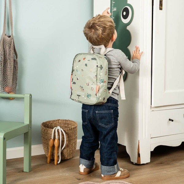 Done by Deer Tiny Trails Green 4L – zielony pierwszy plecak dla dziecka z regulowanymi szelkami i elementami odblaskowymi.