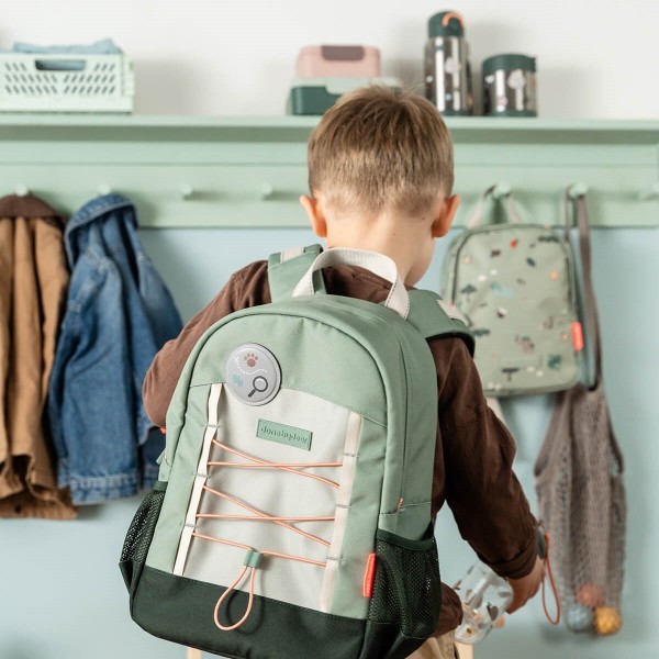Done by Deer Junior Tiny Trails Green 13L – zielony plecak dla dziecka do przedszkola i na wycieczki z regulowanymi szelkami i elementami odblaskowymi.