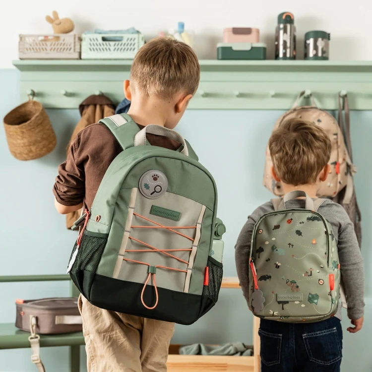 Done by Deer Junior Tiny Trails Green 13L – zielony plecak dla dziecka do przedszkola i na wycieczki z regulowanymi szelkami i elementami odblaskowymi.