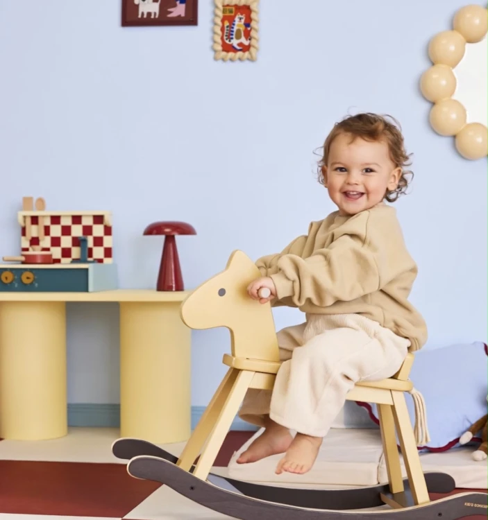 Kid's Concept żółty drewniany konik na biegunach – klasyczna zabawka w skandynawskim stylu