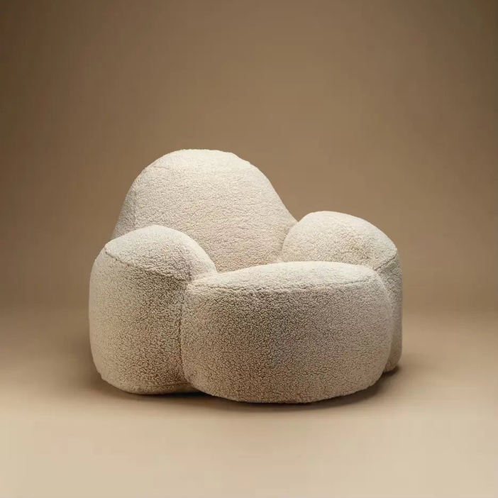 Fotel młodzieżowy Biscuit MOMO Chair w przytulnej aranżacji wnętrza