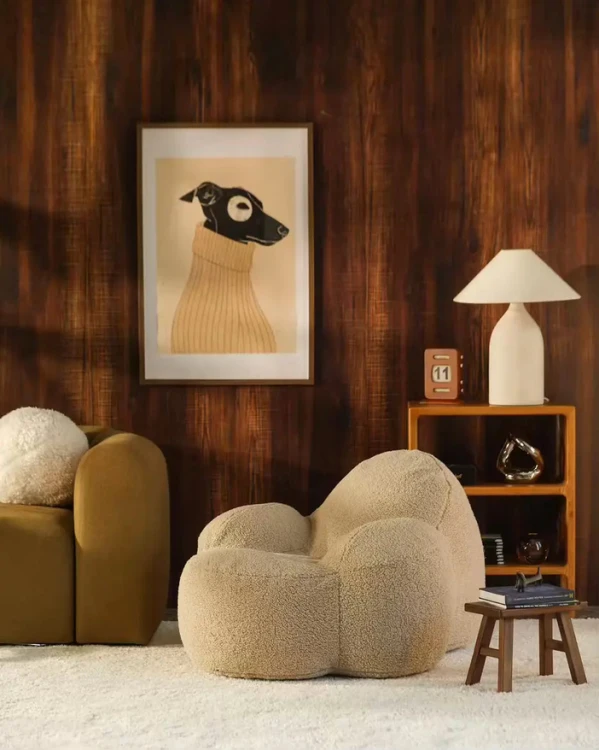Nowoczesny fotel Biscuit MOMO Chair na beżowym tle