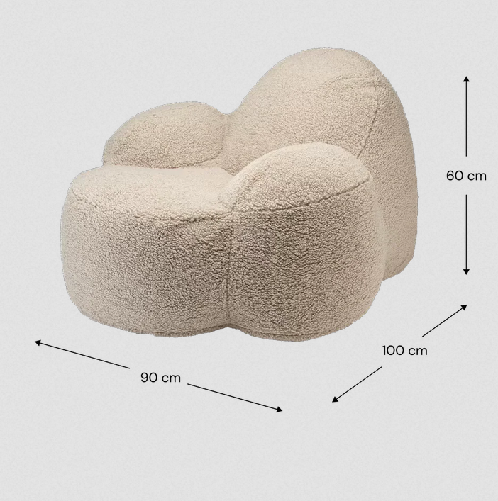Nastolatka siedząca na fotelu Biscuit MOMO Chair