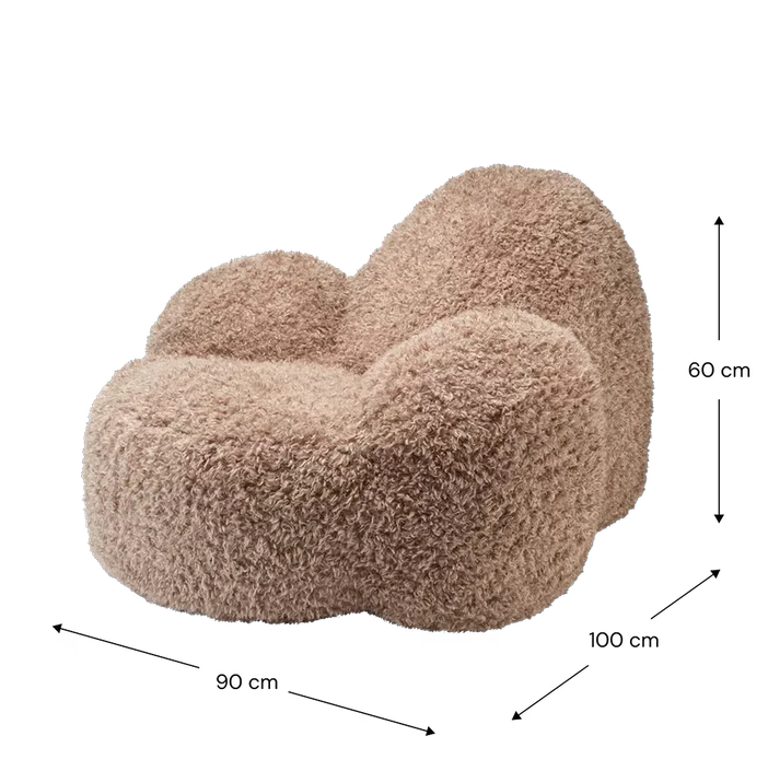 Beżowy fotel Truffle MOMO Chair na jasnym tle