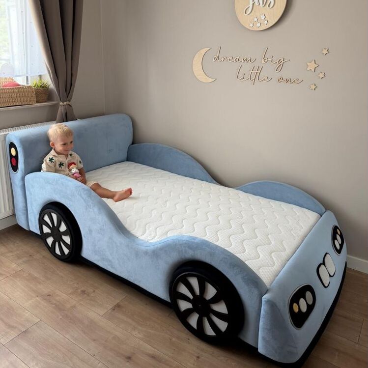 Łóżko dziecięce RACER MINI w nowoczesnym pokoju dziecka.
