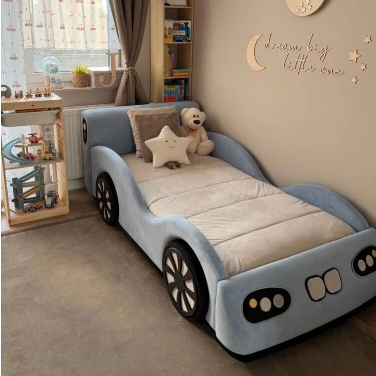 Łóżko dziecięce RACER MINI w nowoczesnym pokoju dziecka.