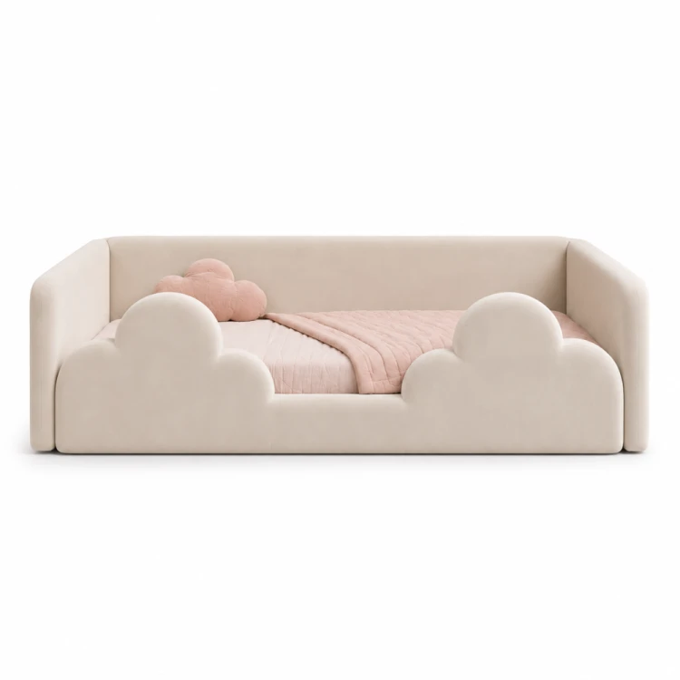 Tapicerowane łóżko dziecięce CLOUDY marki DAPPI z ozdobnym frontem w kształcie chmurek.