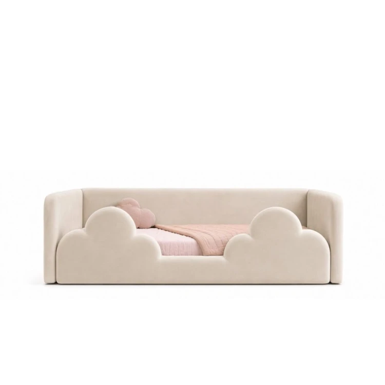 Tapicerowane łóżko dziecięce CLOUDY marki DAPPI z ozdobnym frontem w kształcie chmurek.
