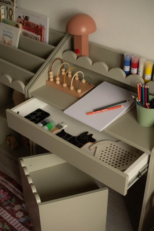 pol_pl_Zestaw-dzieciecy-Book-Nook-sage-biurko-Montessori-z-dwoma-krzeselkami-1175_19.jpg