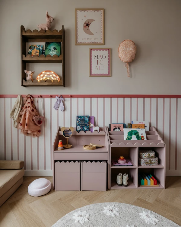pol_pl_Zestaw-dzieciecy-Book-Nook-vintage-rose-biurko-Montessori-z-dwoma-krzeselkami-1206_7 (1).jpg