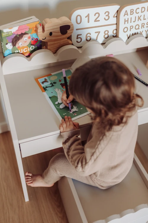 pol_pl_Biurko-Montessori-Book-Nook-latte-kompaktowe-biurko-dla-dzieci-1166_12.jpg