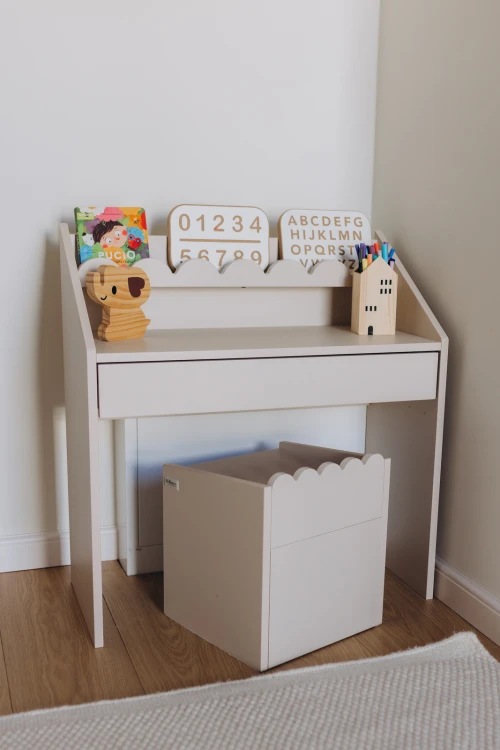 pol_pl_Biurko-Montessori-Book-Nook-latte-kompaktowe-biurko-dla-dzieci-1166_18.jpg