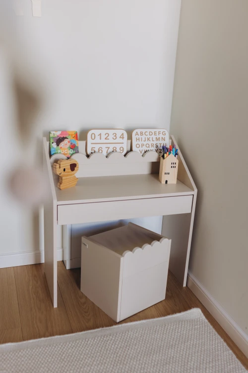 pol_pl_Biurko-Montessori-Book-Nook-latte-kompaktowe-biurko-dla-dzieci-1166_19.jpg