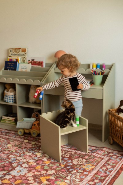 pol_pl_Krzeselko-Montessori-Book-Nook-sage-funkcjonalne-siedzisko-dla-dziecka-1171_6.jpg