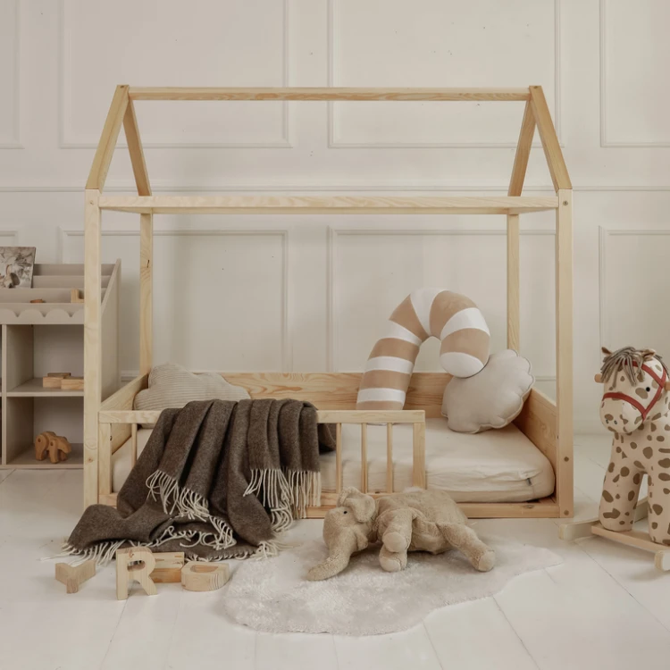 Zestaw Wood Nest – łóżko domek Montessori 90 × 200 cm z kompletem barierek Bellamy Wood Nest