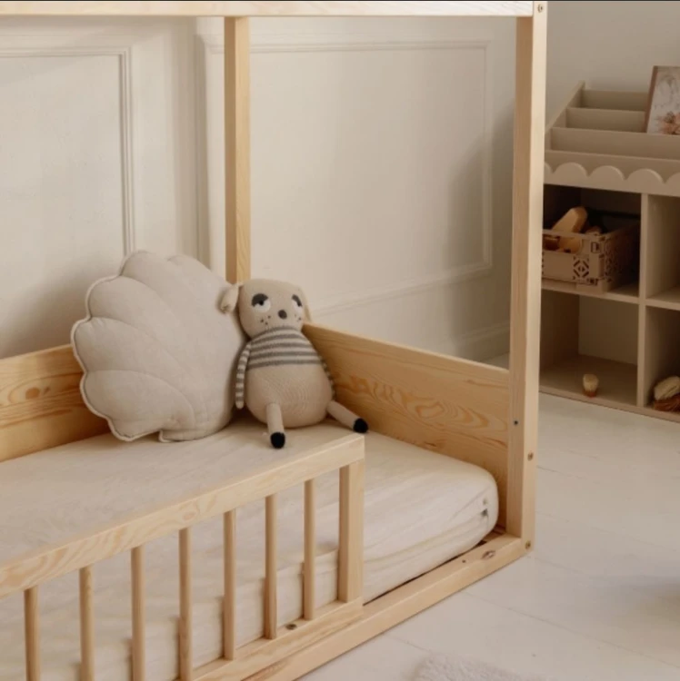 Zestaw Wood Nest – łóżko domek Montessori 70 × 140 cm z kompletem barierek Bellamy Wood Nest