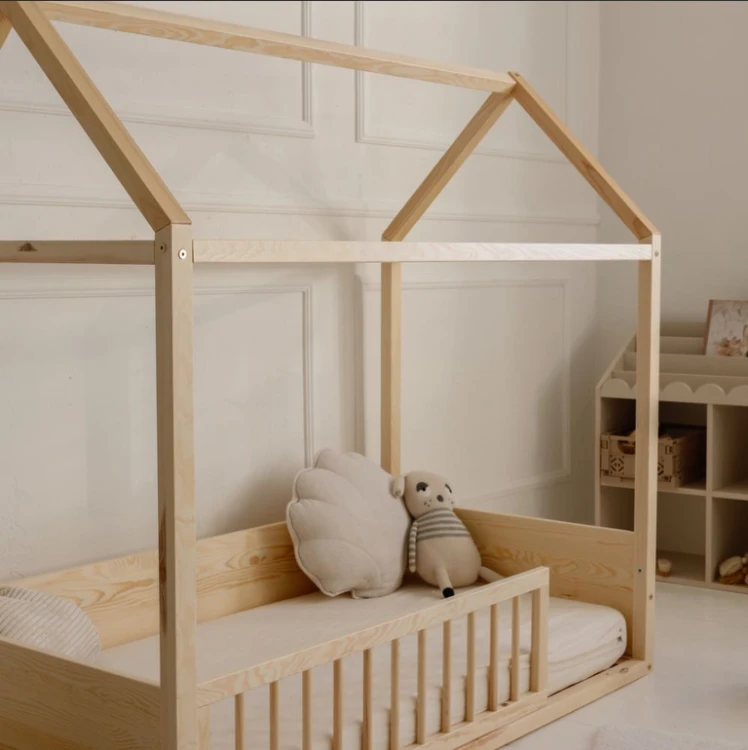 Zestaw Wood Nest – łóżko domek Montessori 70 × 140 cm z kompletem barierek Bellamy Wood Nest
