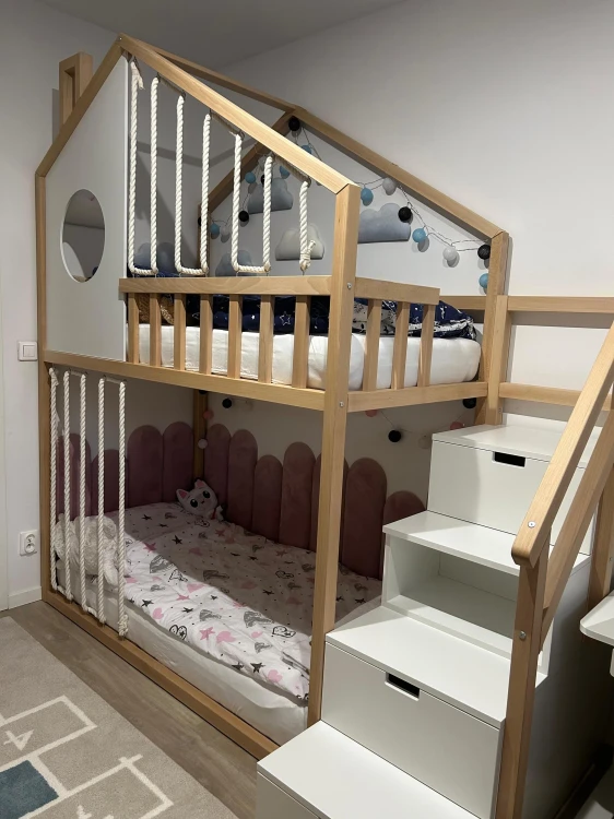 Łóżko piętrowe ze schodami dla dzieci – drewniane łóżko domek Sweetdream