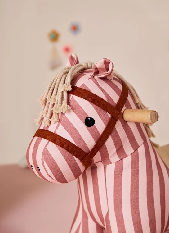 Kid's Concept Mila konik na biegunach dla dzieci w gliniano-różowe paski na drewnianych płozach FSC