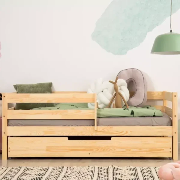 Łóżko dziecięce MILO z barierką wykonane z naturalnego drewna sosnowego