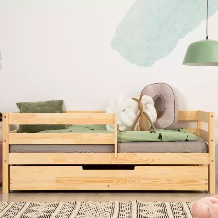 Łóżko dziecięce MILO z barierką wykonane z naturalnego drewna sosnowego
