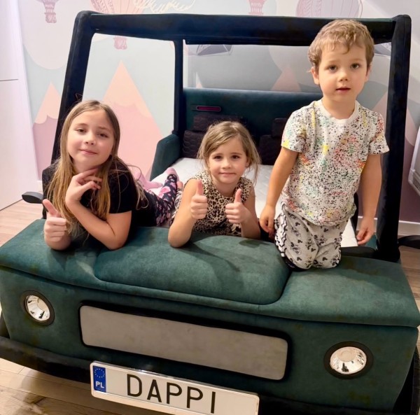 Łóżko auto dla dziecka z personalizowaną tablicą rejestracyjną