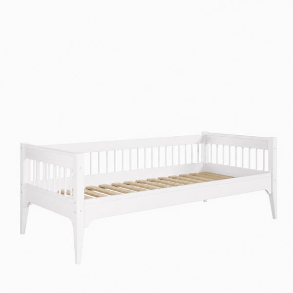 Białe łóżko pojedyncze Carmela Daybed 90x200 cm z ozdobnymi szczebelkam