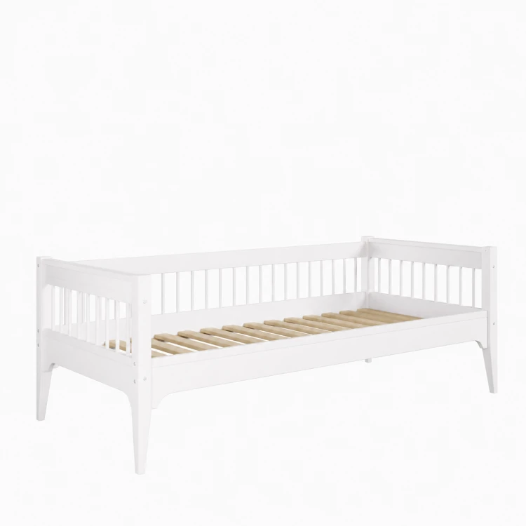 Białe łóżko pojedyncze Carmela Daybed 90x200 cm z ozdobnymi szczebelkam