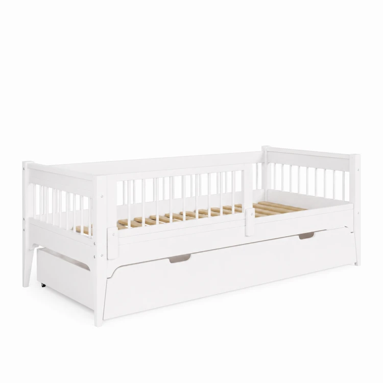 Białe łóżko pojedyncze Carmela Daybed 90x200 cm z ozdobnymi szczebelkam