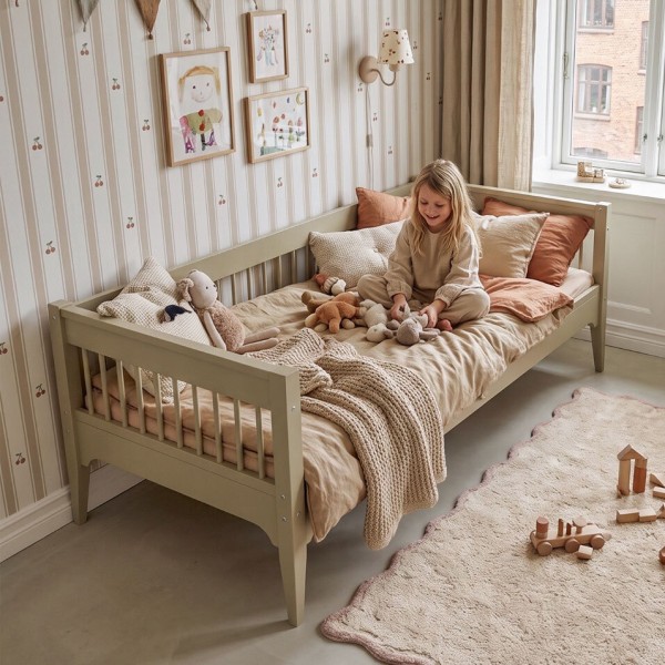 Łóżko pojedyncze Carmela Daybed 90x200 cm z ozdobnymi szczebelkami i opcjonalną szufladą