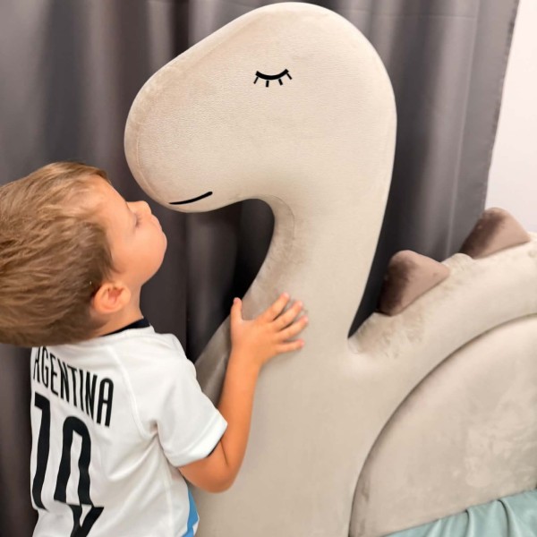 Łóżko dziecięce DINO z motywem dinozaura w nowoczesnym pokoju dziecięcym.